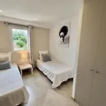 Luminous 2 Bedroom - Panoramic Sea & Mountain View Terrace * Монтичелло