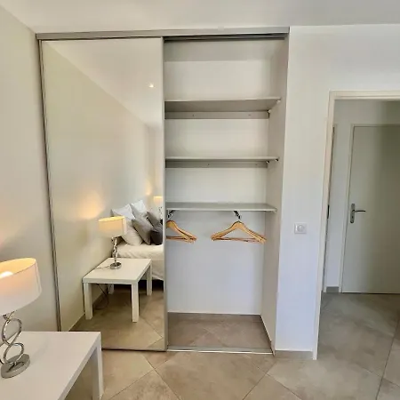Luminous 2 Bedroom - Panoramic Sea & Mountain View Terrace Lejlighed