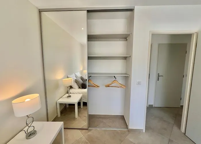 Luminous 2 Bedroom - Panoramic Sea & Mountain View Terrace アパート