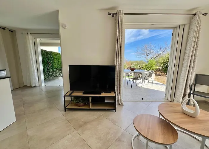 Luminous 2 Bedroom - Panoramic Sea & Mountain View Terrace アパート