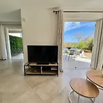 Luminous 2 Bedroom - Panoramic Sea & Mountain View Terrace Apartman