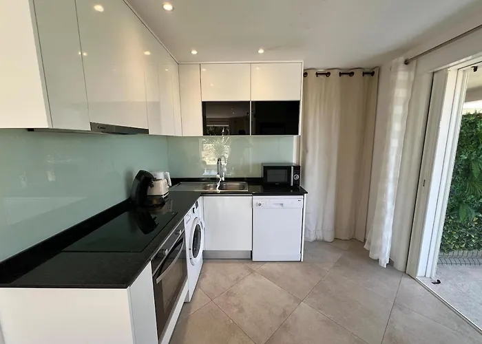 Luminous 2 Bedroom - Panoramic Sea & Mountain View Terrace Monticello