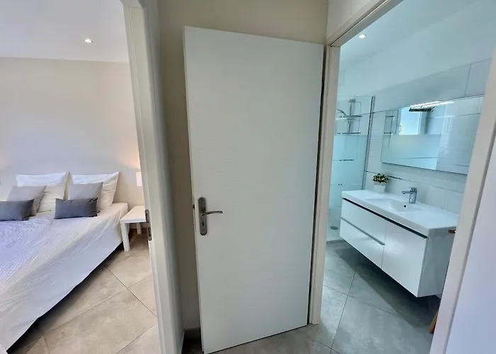 Luminous 2 Bedroom - Panoramic Sea & Mountain View Terrace Monticello