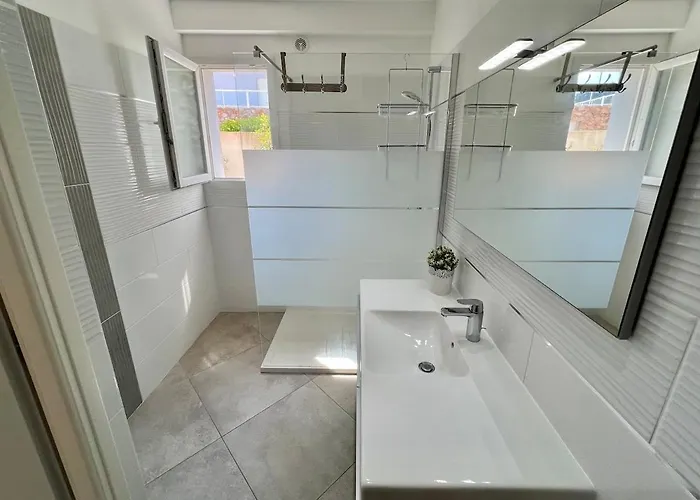 Luminous 2 Bedroom - Panoramic Sea & Mountain View Terrace * Μοντιτσέλο